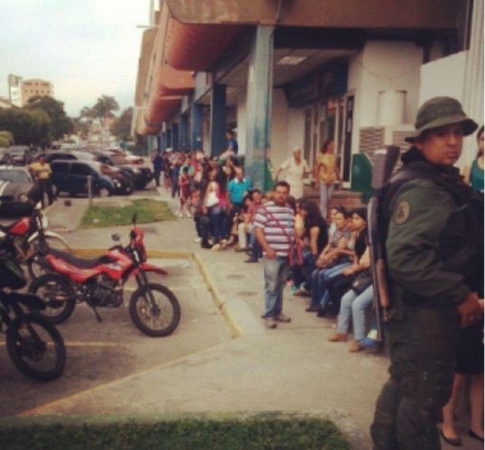 15 de enero, Mérida. Ellos también van a comprar #TipoFeliz como los de la propaganda del régimen. #VayaPalaMierda 