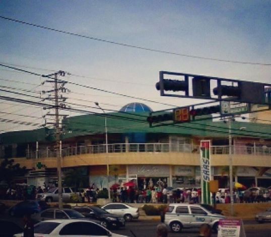 16 de enero, Maracaibo. #cola de gente en la Saas para comprar dos potes de leche Previo. Y los atienden a pleno sol por el auto servicio. #Maracaibo.JPG