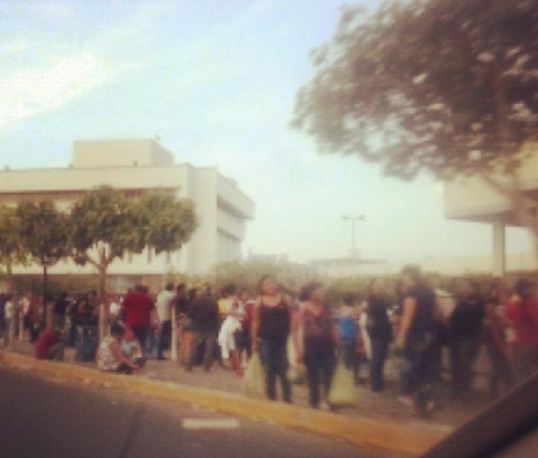 31 de enero, Maracaibo. Sábado 6 pm. La cola para entrar al supermercado ¿Cuál fue el #malparío miinistro que dijo que las colas han disminuido? 